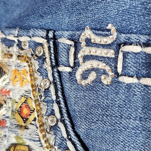 MISS ME EMBROIDERED GOLD SEQUINS FAUX-FLAP POCKETS RHINESTONES CUFFED CAPRI JEAN - Picture 3 of 16